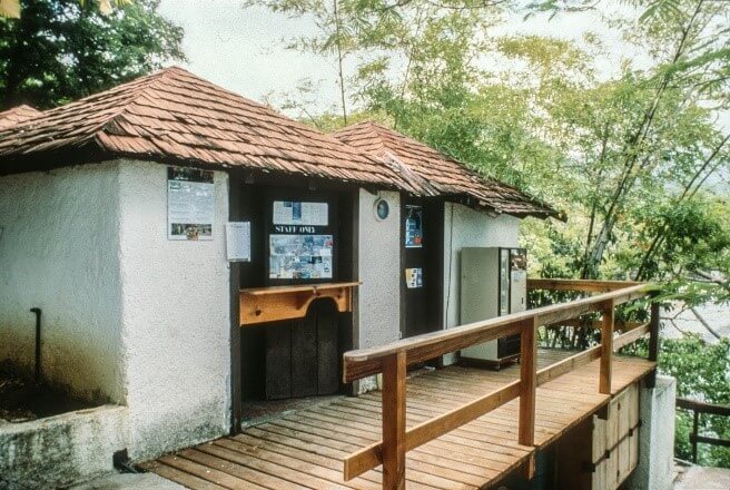 Le local sur le site du rocher